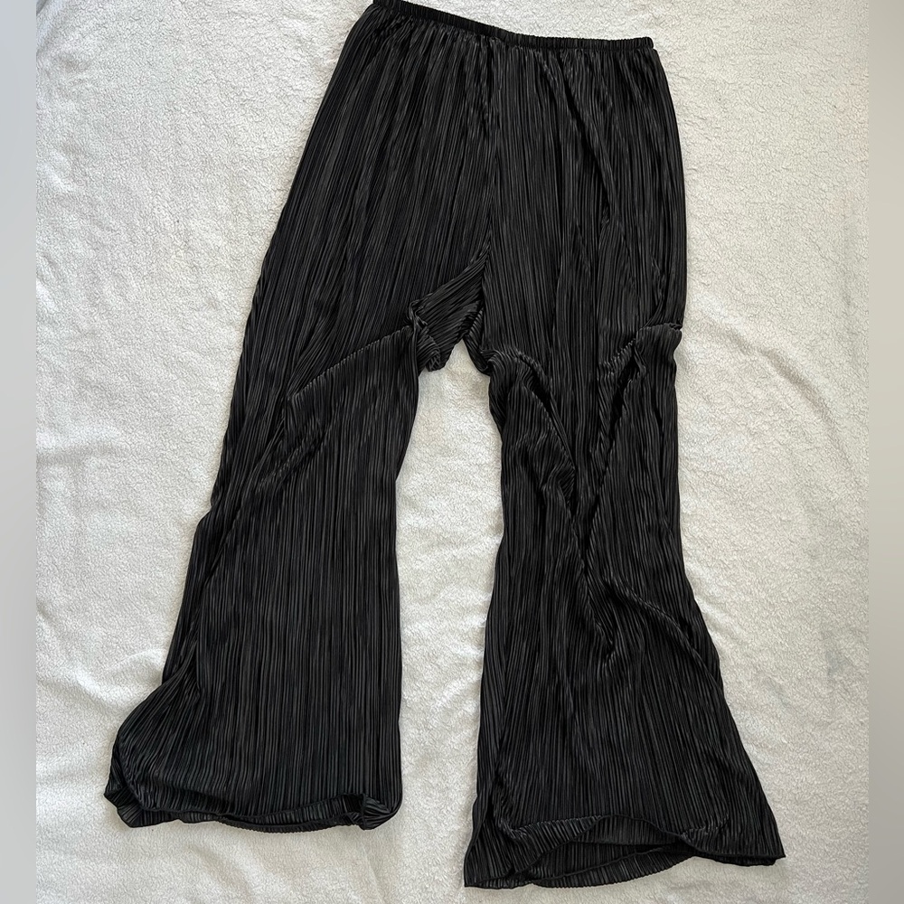 Plush Plisse Wide Leg Pants in Black